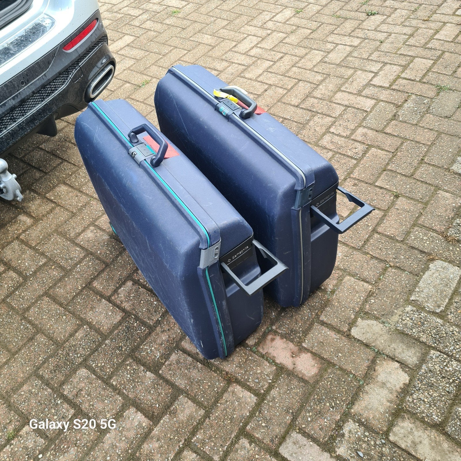 Twee stevige Samsonite reiskoffers met wieltjes, Ophalen, Uitschuifbare handgreep, Gebruikt, Hard kunststof