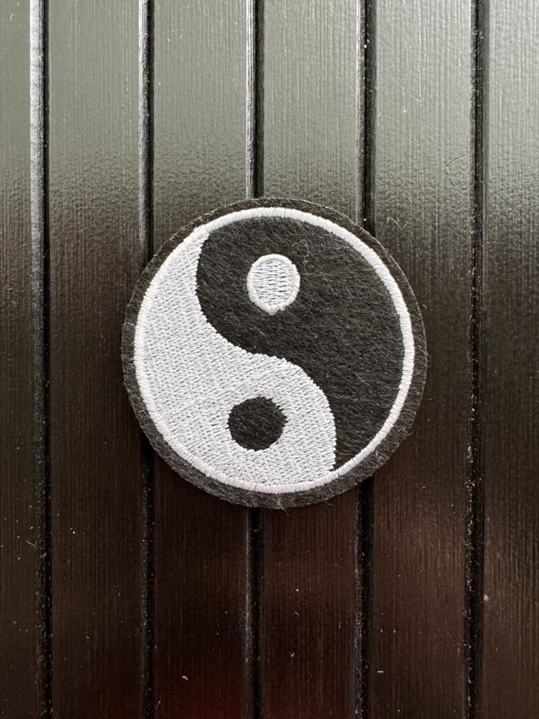 Yin Yang Patch - Geborduurd Opstrijk Embleem 6x6 cm, Ophalen of Verzenden, Nieuw, Overige applicaties