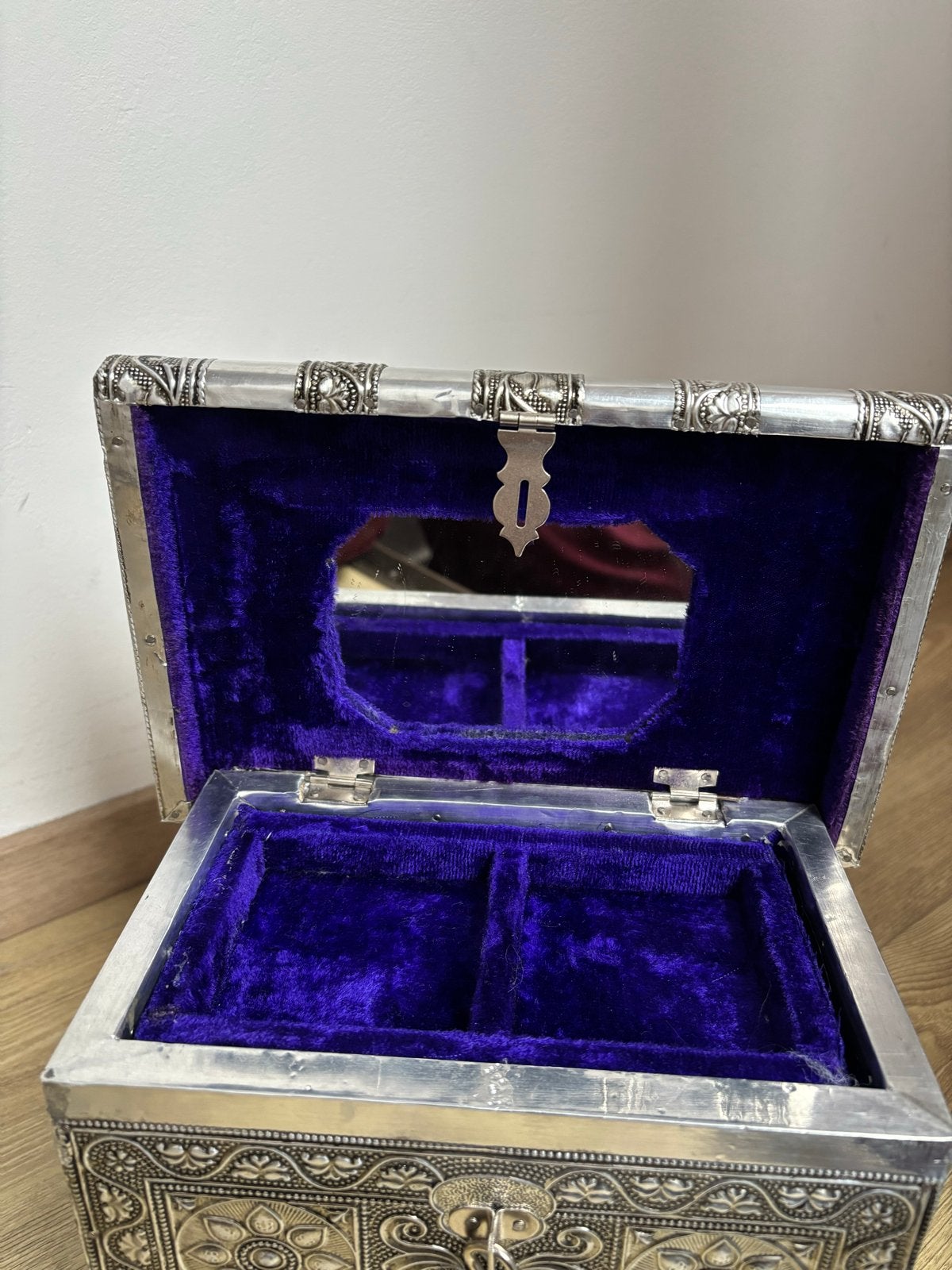 Vintage Zilverkleurige Sieradendoos met Paars Fluweel, Ophalen of Verzenden, Gebruikt, Hardcase, Met slot