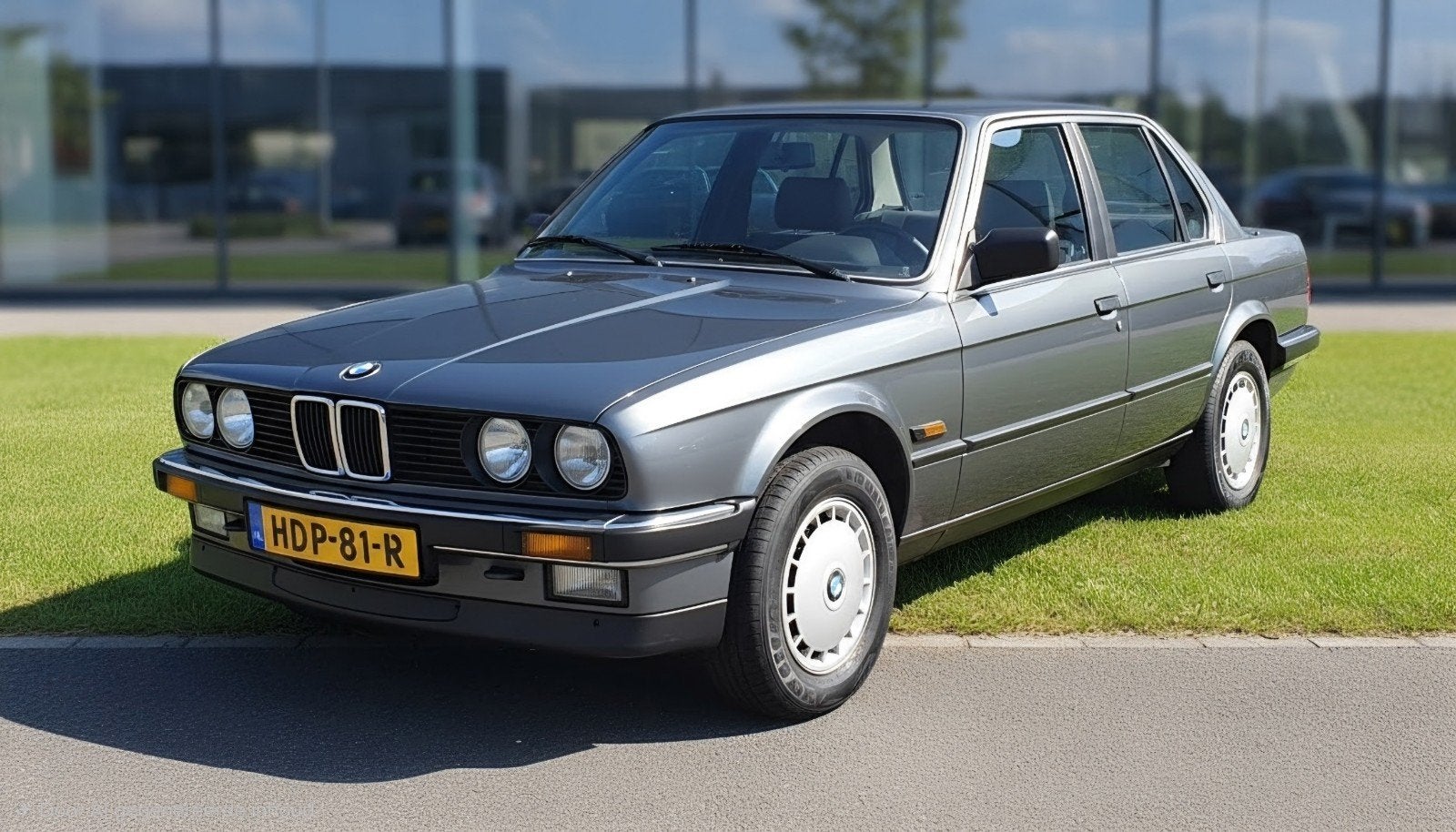 BMW E30 316 Origineel zeer weinig kilometers, Auto's, 1766 cc, Zwart, 4 cilinders, 1200 kg