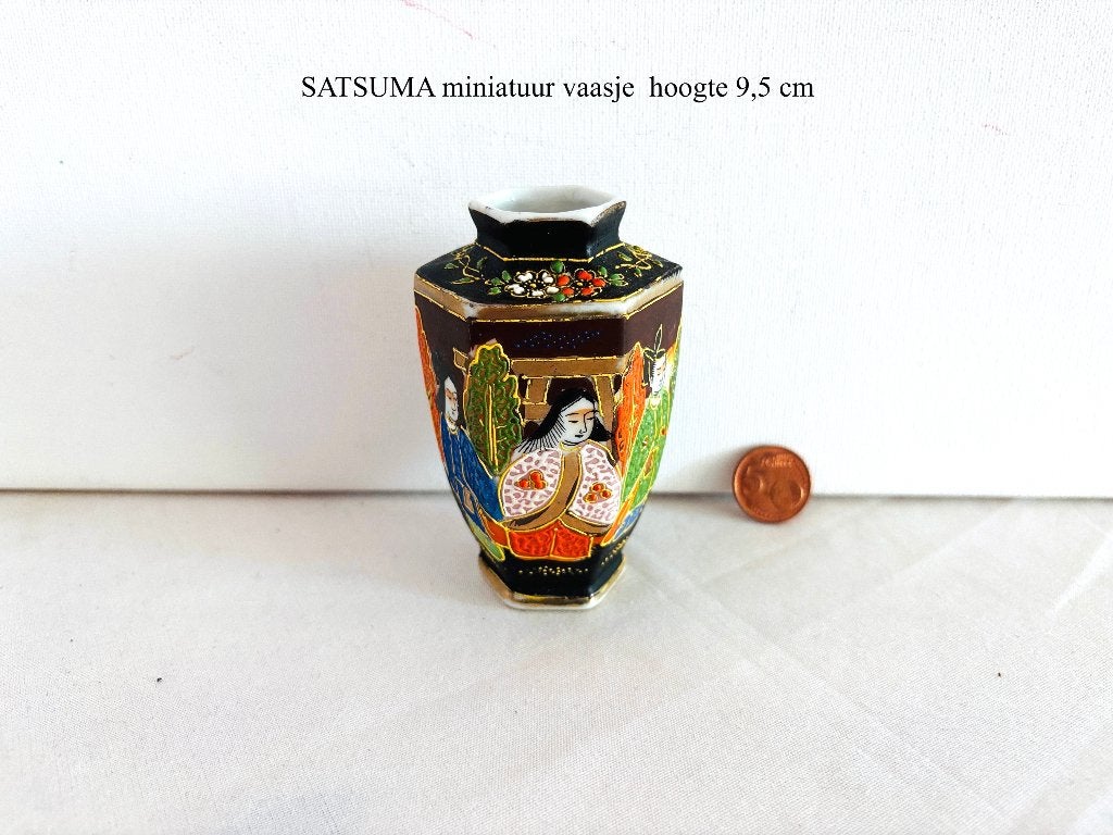 Vintage Japans Satsuma Moriage Miniatuur Vaasje Abe 9,5h, Antiek en Kunst, Ophalen