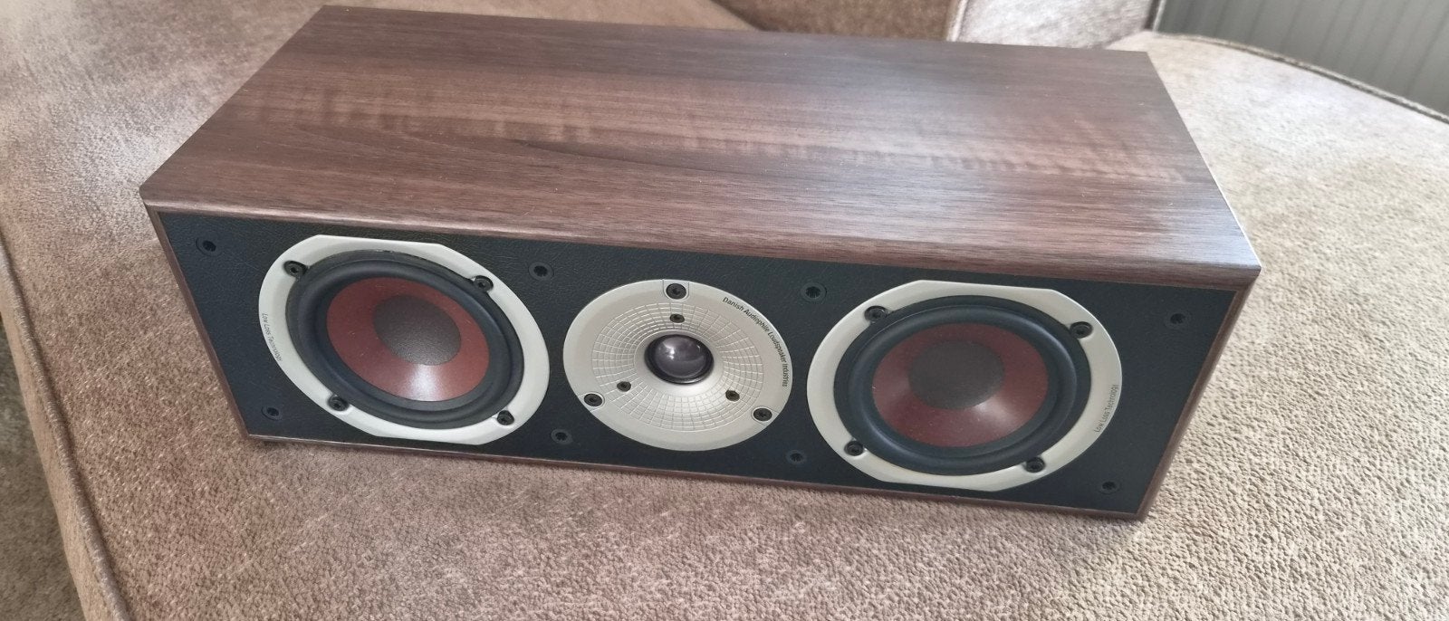 DALI Spektor Vokal Center Speaker Walnoot, Ophalen, Basreflex, Zo goed als nieuw, Center speaker