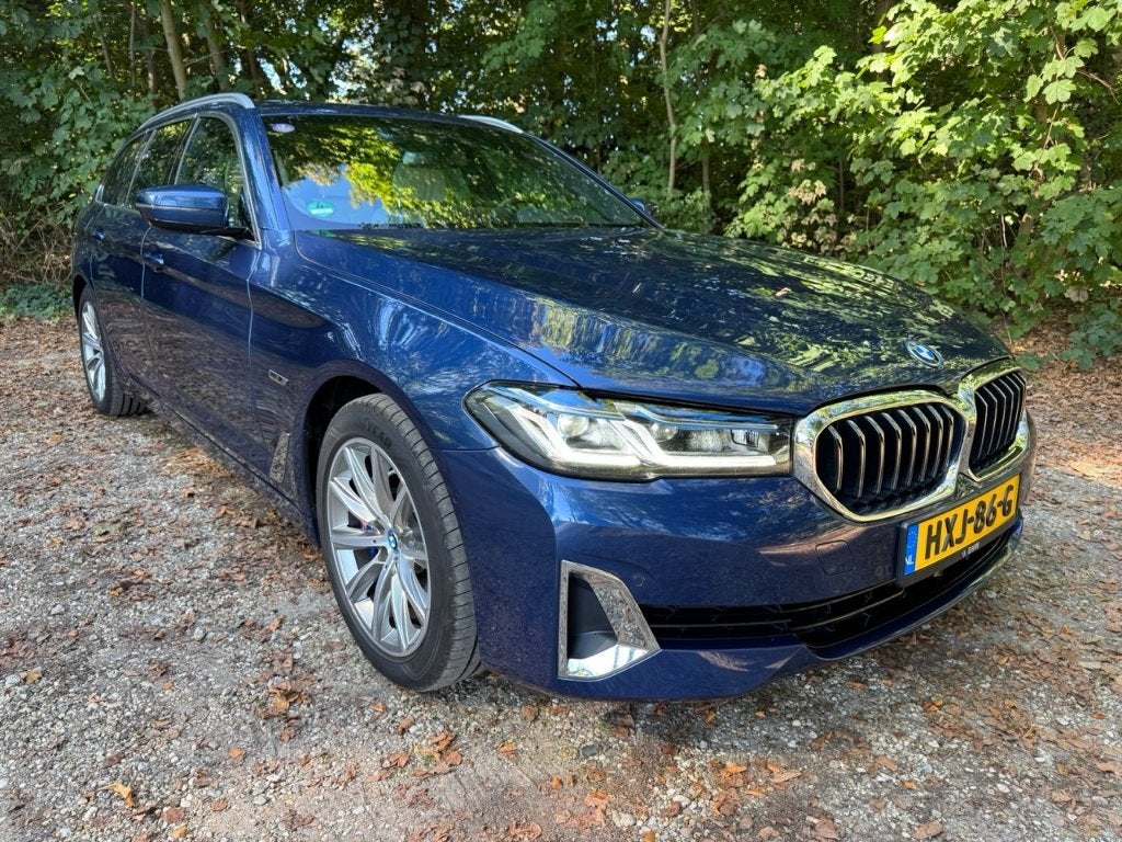 BMW 530e xDrive LuxuryLine M Individual B&W €100.176 SOH89%, Auto's, Automaat, 1935 kg, Verwarmde buitenspiegels, Beige