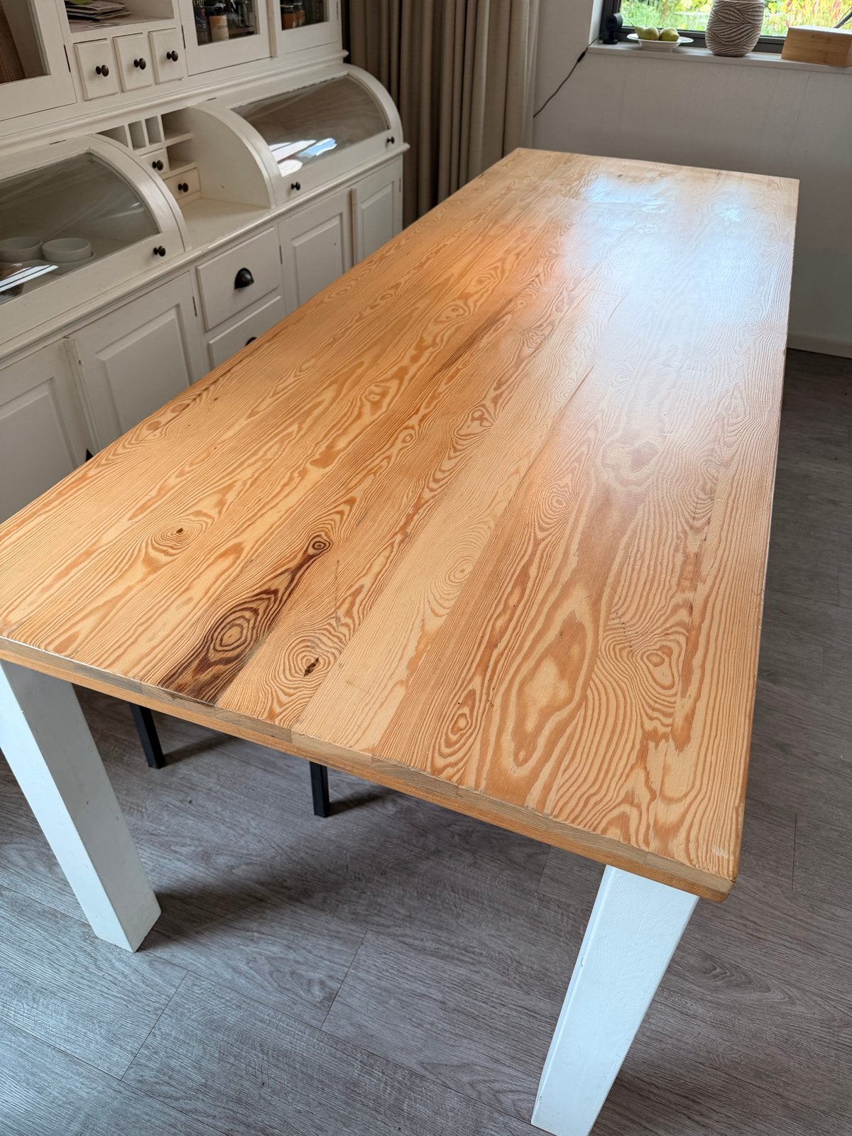 Robuuste houten eettafel met witte poten. 250x90cm, Ophalen, Gebruikt, 200 cm of meer, 50 tot 100 cm