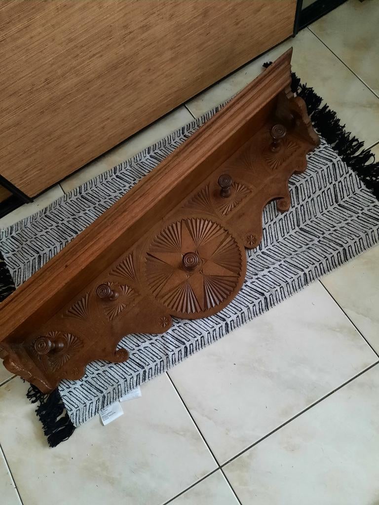 Boeren kapstok in mooi handgesneden hout, Huis en Inrichting, Woonaccessoires | Kapstokken, Ophalen, Hout, Wandkapstok, Minder dan 100 cm