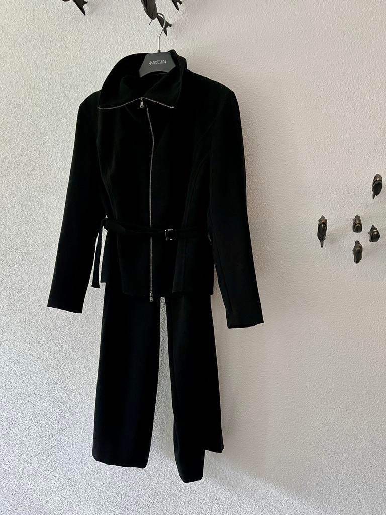 Marc Cain zwarte colbert jas en broek, Maat 38/40 (M), Kostuum of Pak, Zwart, Ophalen of Verzenden