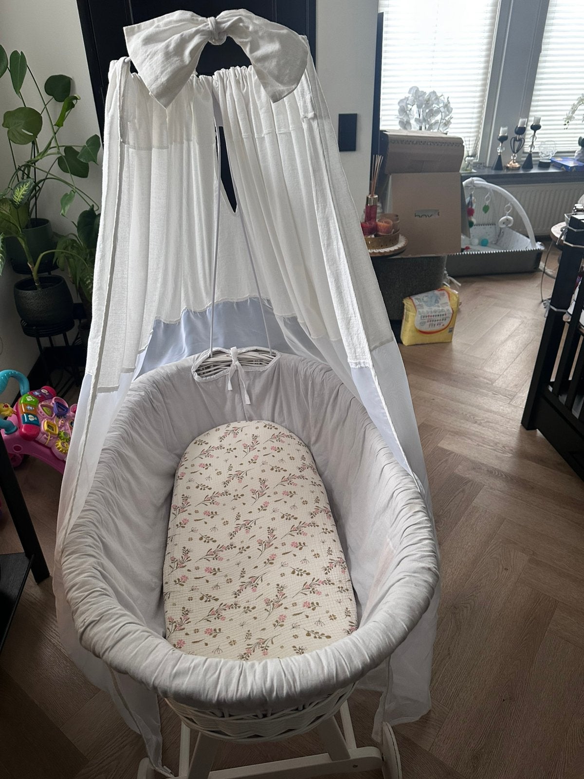Mooie Rieten babywieg met hemel te koop, Kinderen en Baby's, Babywiegjes en Ledikanten, Ophalen, Zo goed als nieuw, Wieg