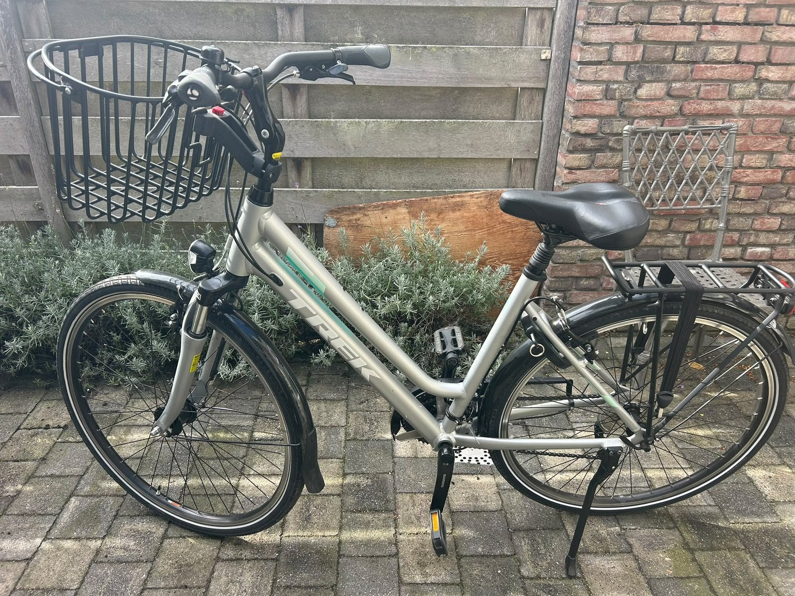 Trek damesfiets 28 inch – 24 versnellingen + fietsmand, Versnellingen, 56 cm of meer, Zo goed als nieuw, Ophalen