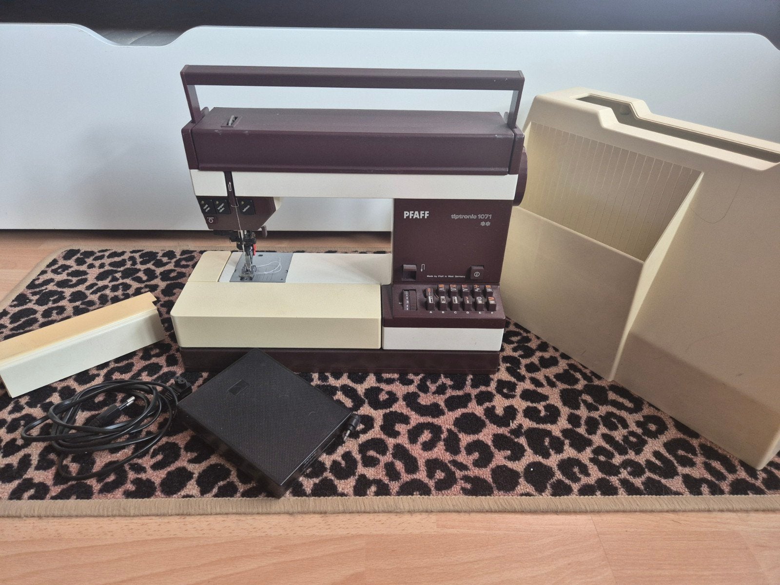 Pfaff naaimachine tiptronic 1071 (m2454740904) — Naaimachines en ...