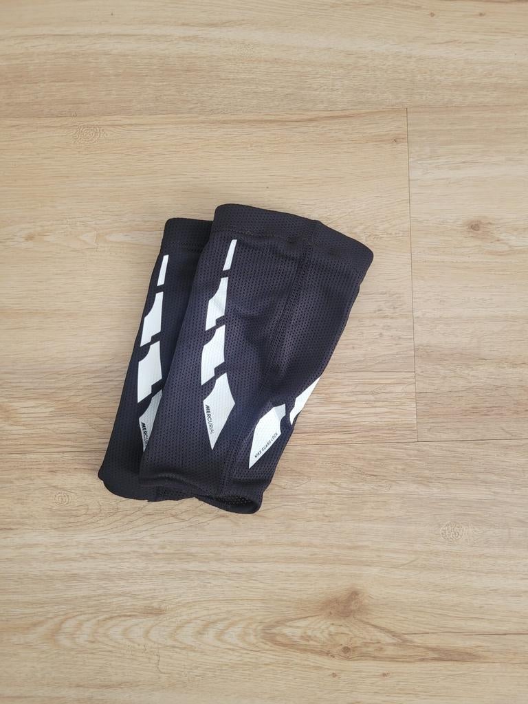 Nike Scheenbeschermer sleeve maat( 8-10 jr), Ophalen, Shirt