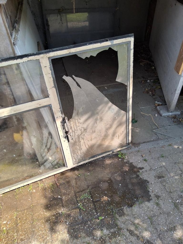Te koop 3 stalen puien met glas en draairamen., Doe-het-zelf en Verbouw, Ophalen