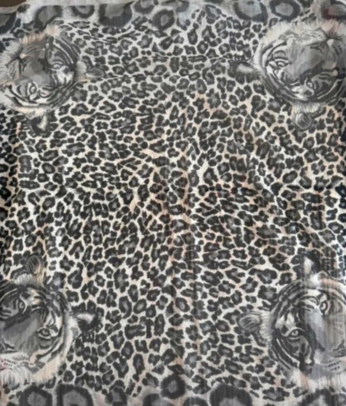 Zijden Panterprint Sjaal Zwart/Grijs/Crème - 67x67 cm, Ophalen of Verzenden, Nieuw, Sjaal
