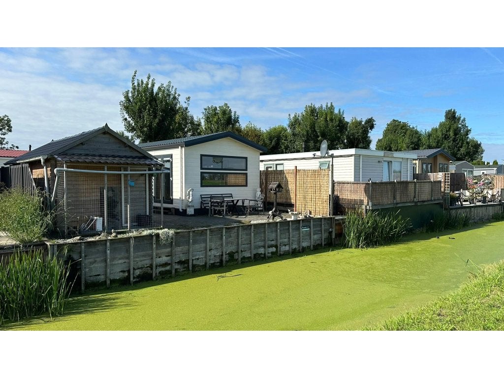 Chalet met eigen grond (164 m2) te koop in Wognum,N-H! R#52R, Tot en met 3