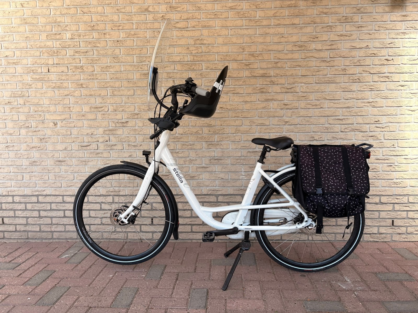 Stella e-bike Fiore met Bobike kinderzitje en windscherm, Zo goed als nieuw, 47 tot 51 cm, 50 km per accu of meer, Ophalen