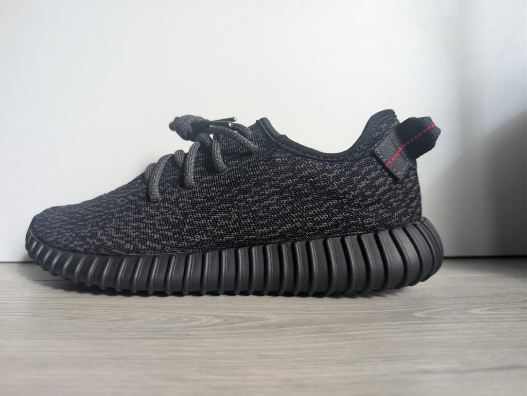 Adidas Yeezy Boost 350 "Pirate Black" 2023 maat 43⅓, Zwart, Nieuw, Ophalen of Verzenden, Sneakers of Gympen
