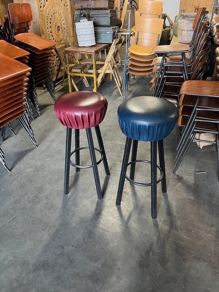 2 Originele oude Cafe barkrukken metaal met zitting leer, Huis en Inrichting, Ophalen, Gebruikt, Met voetsteun, 60 tot 90 cm