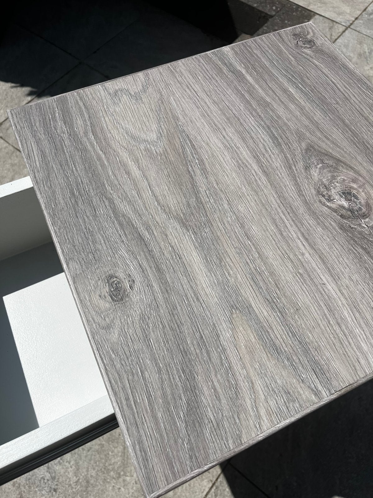 Ikea hoge bijzettafel, grijs bovenblad, Huis en Inrichting, Tafels | Bijzettafels, Ophalen, Minder dan 55 cm, Gebruikt, Vierkant