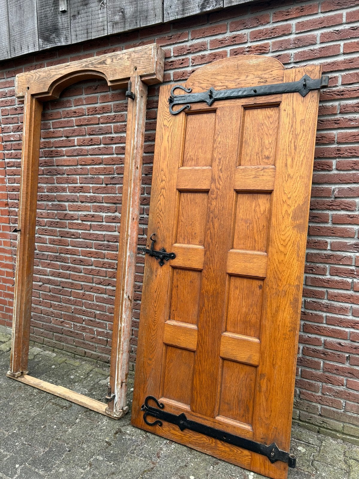 Zware eiken deur met smeedijzeren  behang en kozijn, Ophalen