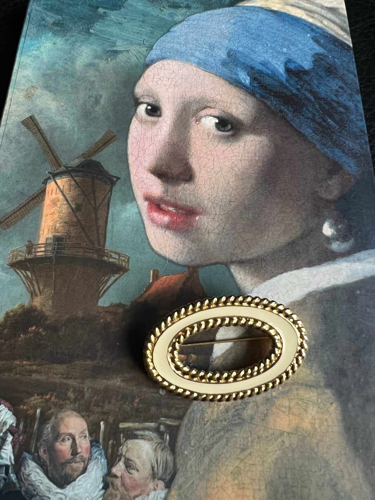 Vintage Monét Broche Ovaal Goudkleurig met Crème Emaille, Overige materialen, 4 tot 7 cm, Ophalen of Verzenden, Zo goed als nieuw