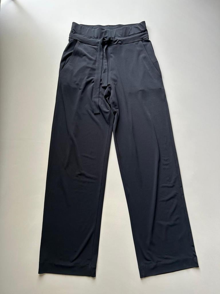 Zwarte travel pantalon van Vanilia met strikceintuur mt 36, Vanilia, Zwart, Ophalen of Verzenden, Zo goed als nieuw