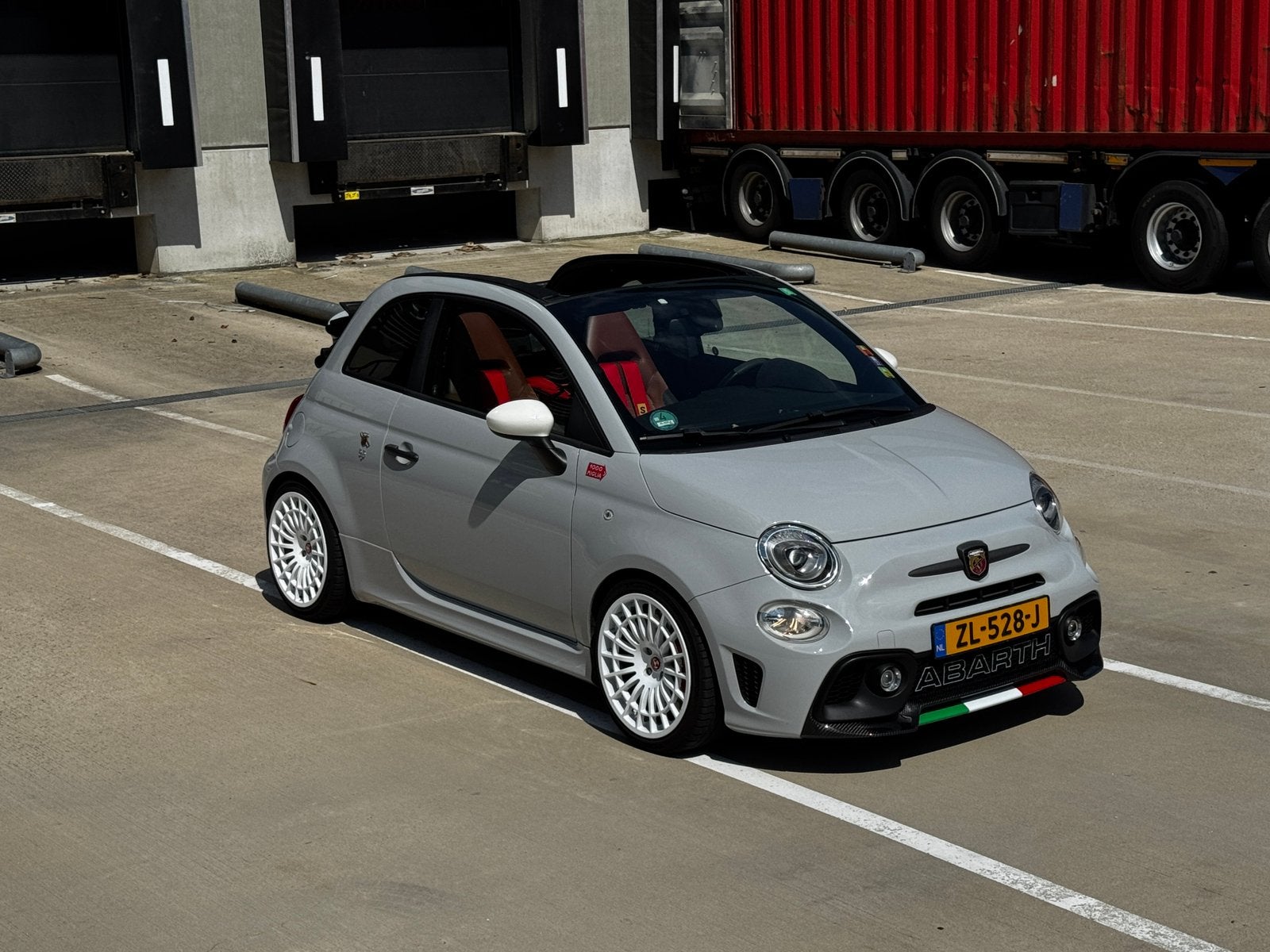 Abarth 595C Competizione Cabrio 317 PK 385 NM Uniek !!, Auto's, Abarth, Voorwielaandrijving, Startonderbreker, 40 €/maand, Euro 6