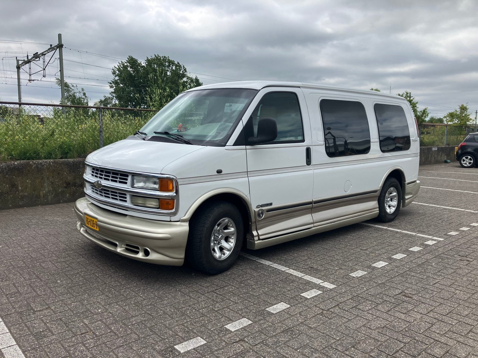Chevrolet Express 2002 Wit, Caravans en Kamperen, Campers, Buscamper of Camperbus, Bedrijf, LPG, Chevrolet