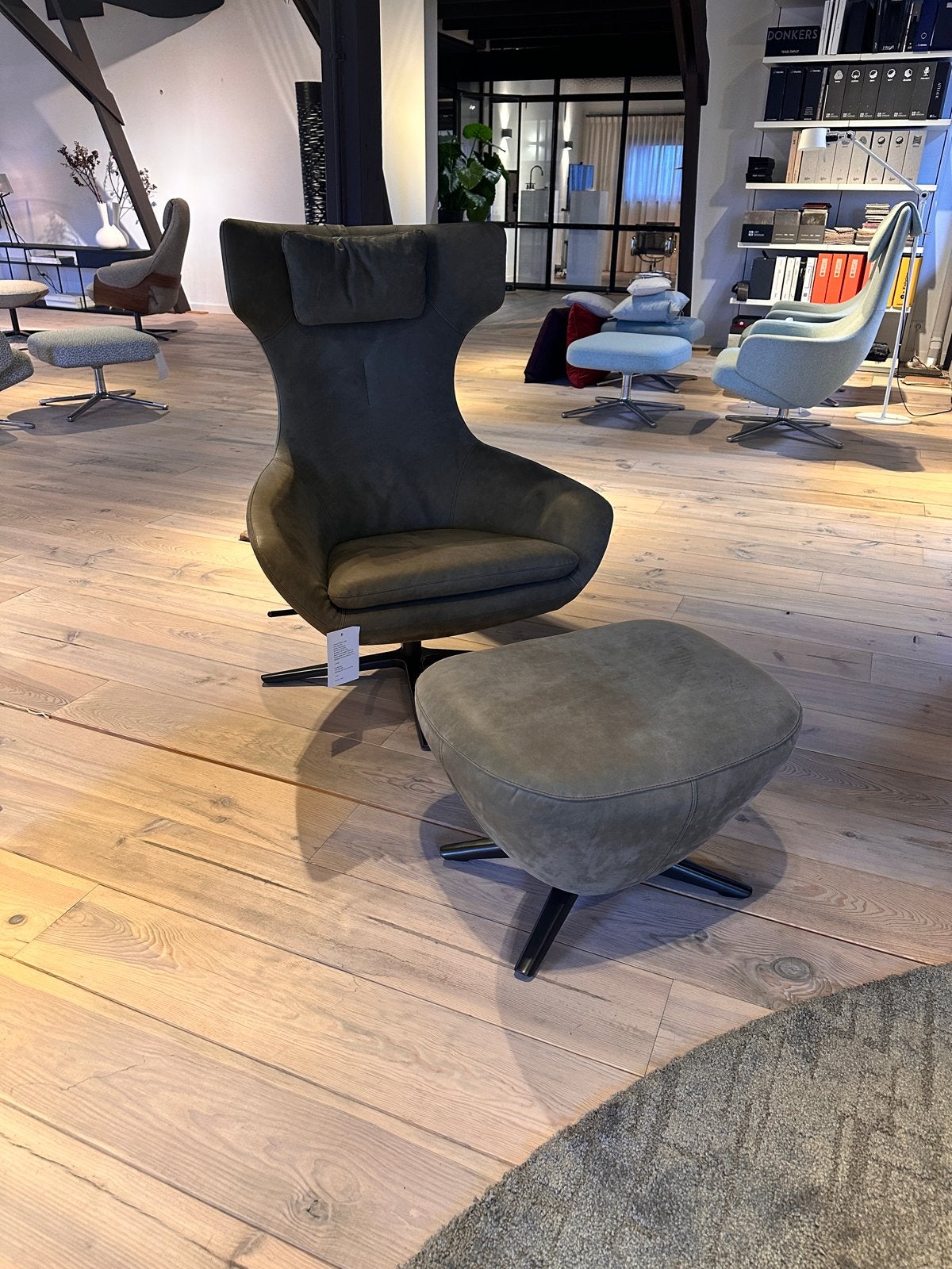 Leolux Caruzzo Primo draaifauteuil + pouf, leer Danza Olive, Ophalen, Nieuw, 75 tot 100 cm, Modern