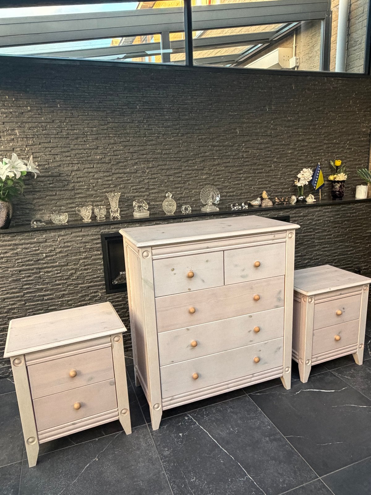 Houten Ladekast en 2 nachtkastjes