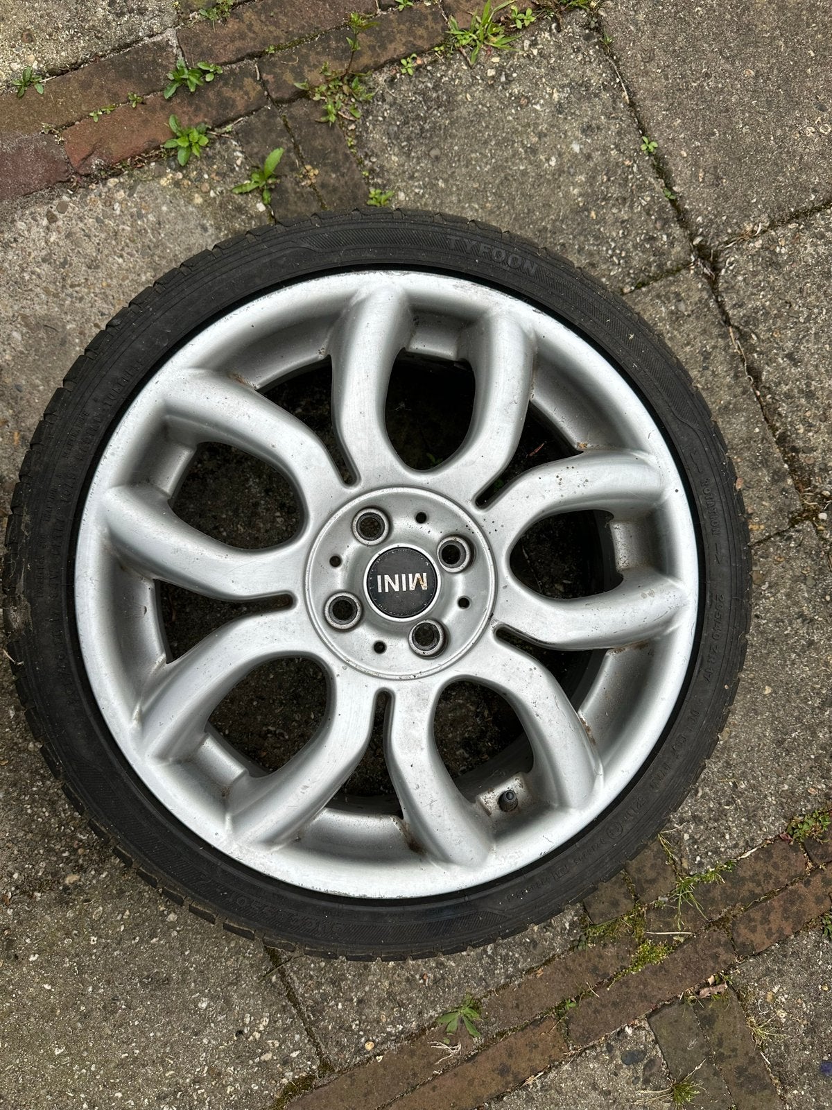 Gebruikte band met velg - 17 inch Mini, Auto-onderdelen, Banden en Velgen, Ophalen, Gebruikt, Banden en Velgen, 17 inch
