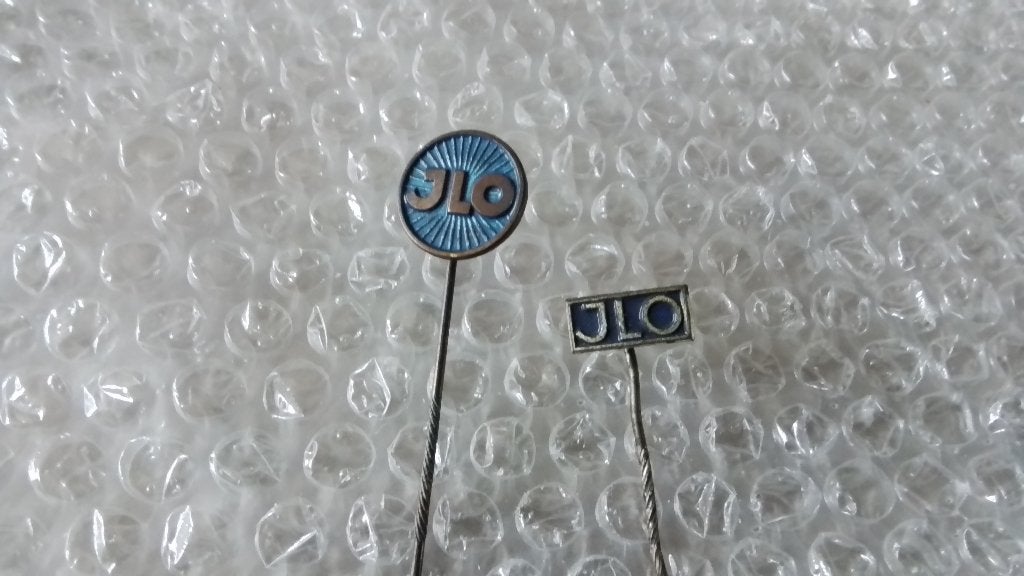 2 verschillende speldjes J.L.O motorblokjes, Verzamelen, Ophalen of Verzenden, Zo goed als nieuw, Overige onderwerpen