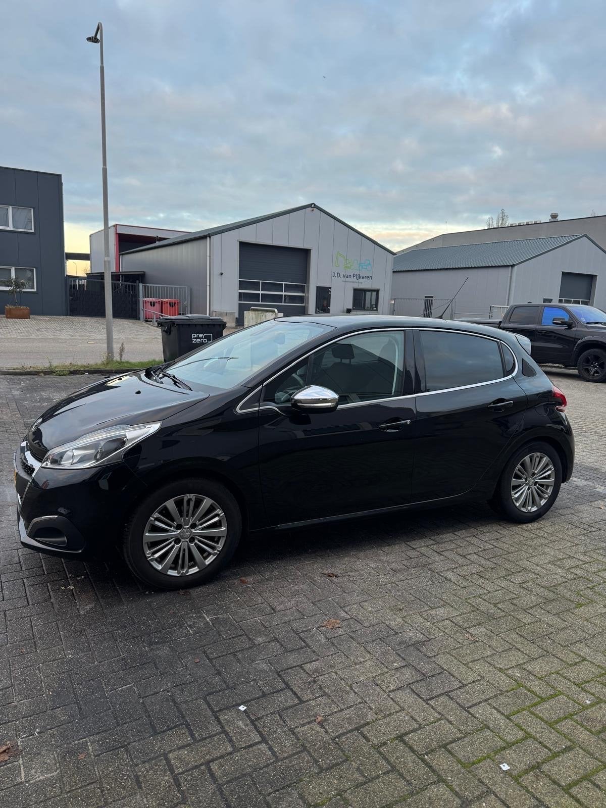 Peugeot 208 1.2 VTI 60KW/82PK 5-D 2016 Zwart, Auto's, Voorwielaandrijving, 31 €/maand, 1199 cc, Origineel Nederlands