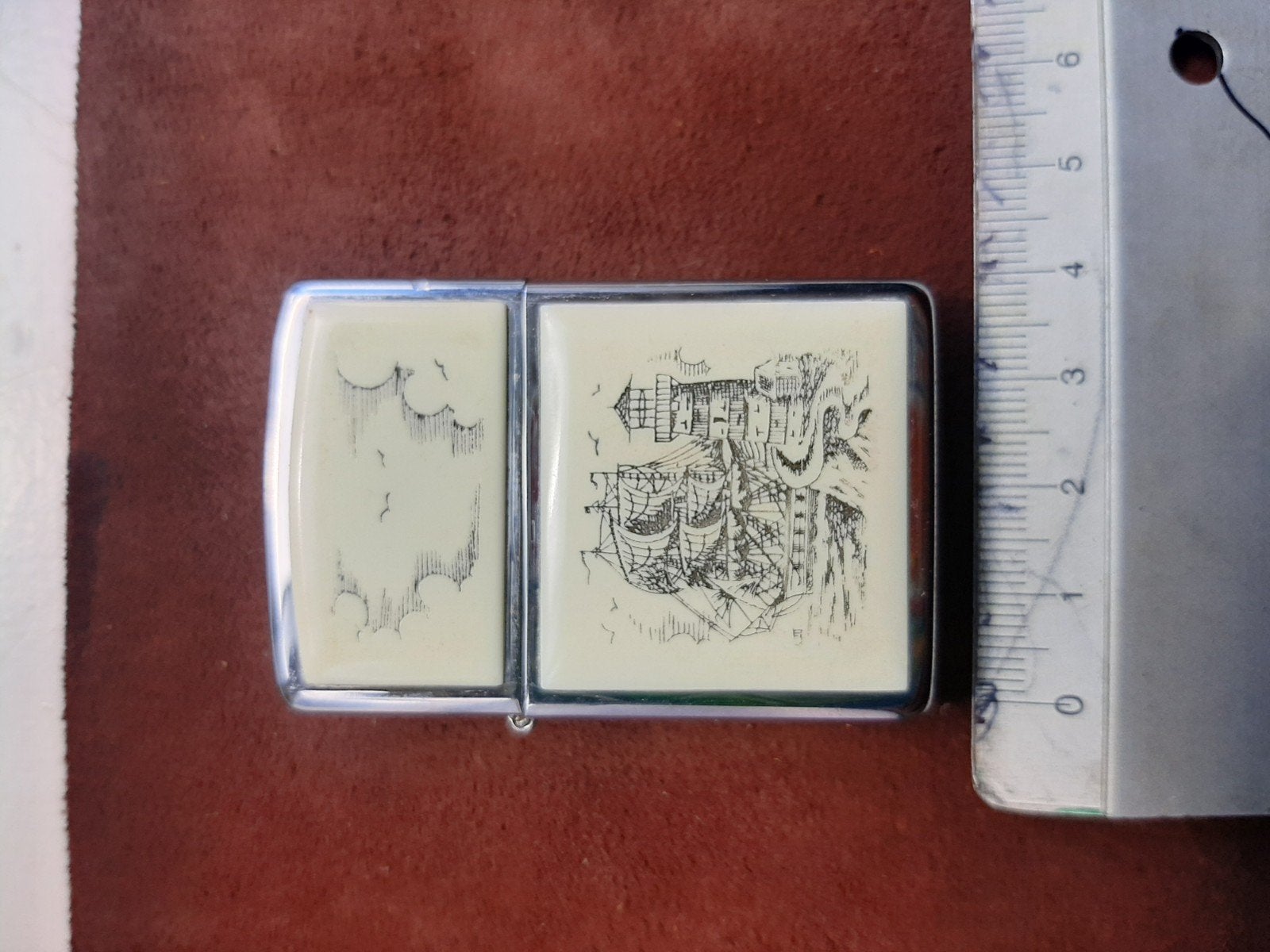 Zippo Scrimshaw aansteker - Maart 1987 - Werkend, Verzamelen, Rookartikelen, Aanstekers en Luciferdoosjes, Ophalen of Verzenden