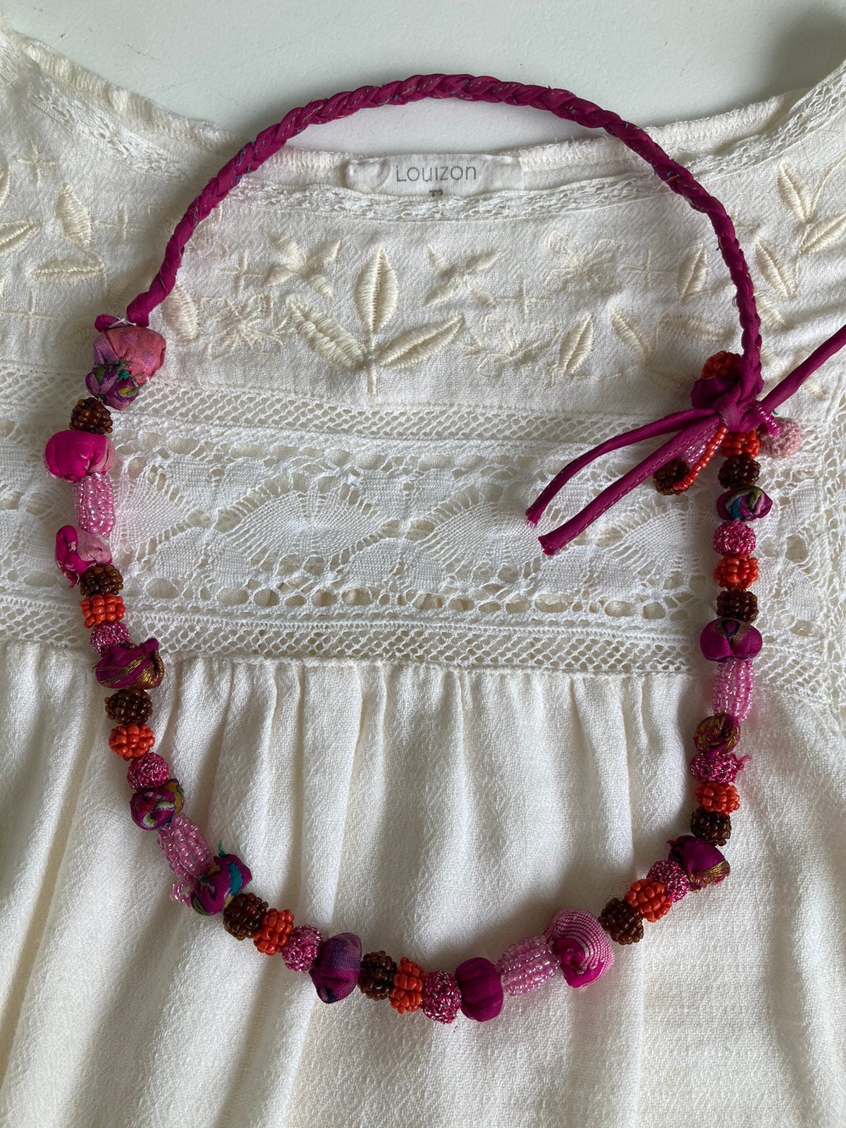 Prachtige Ketting uit Parijs met textiel en kraaltjes, Ophalen of Verzenden, Zo goed als nieuw, Overige materialen