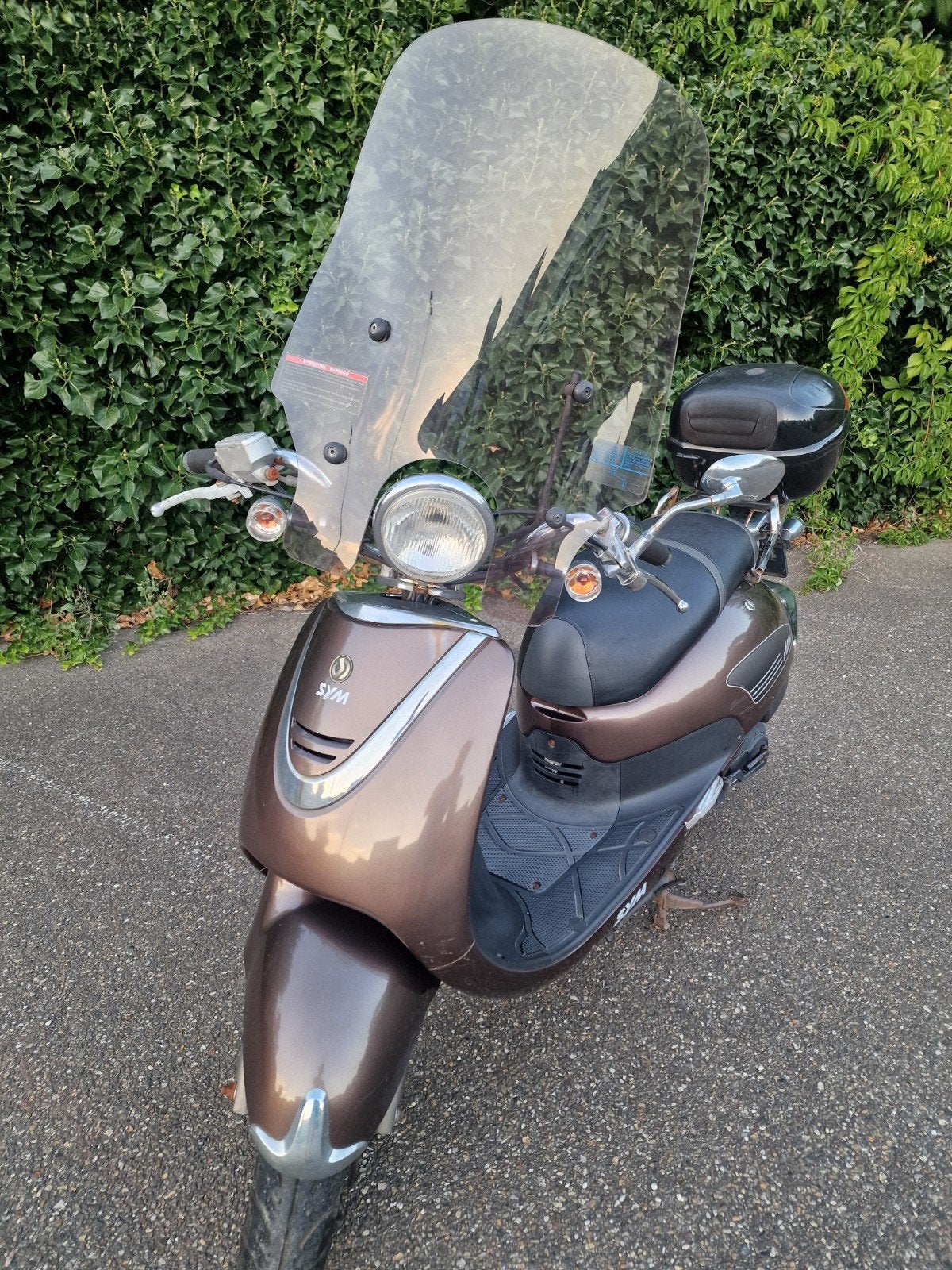 SYM Allo scooter - Bruin, inclusief topkoffer, Fietsen en Brommers, Scooters | SYM, Ophalen, Gebruikt, Benzine, Allo