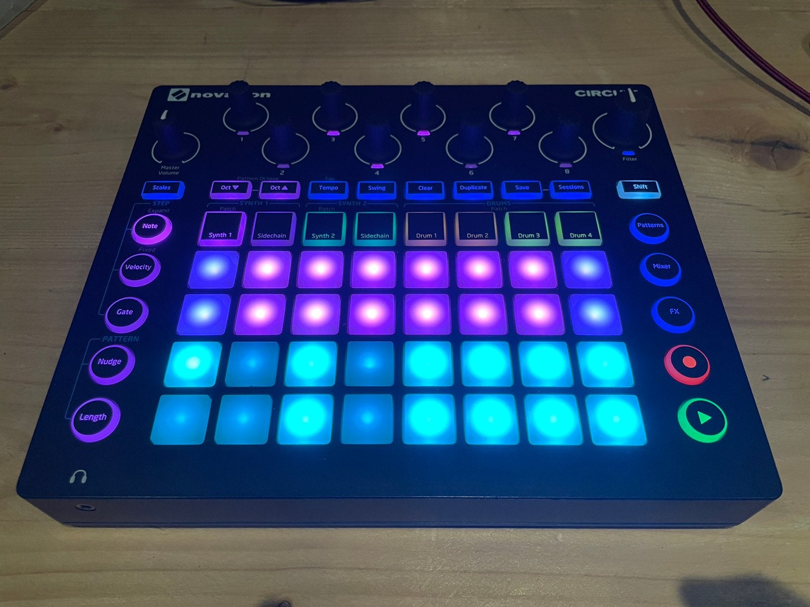 Novation Circuit groovebox, Muziek en Instrumenten, Novation, Zo goed als nieuw, Met koffer of flightcase, Overige aantallen