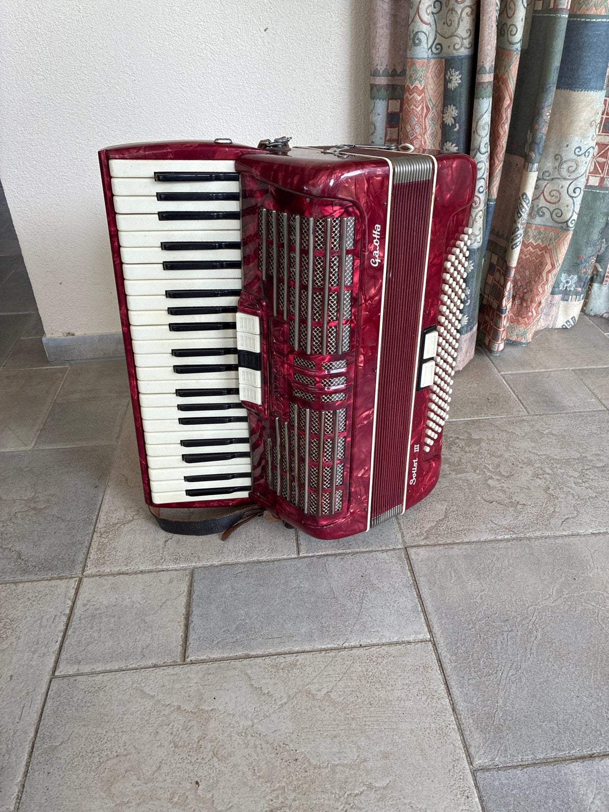 Ga-elle Solist III Toetsaccordeon - Rood, Muziek en Instrumenten, Accordeons, Gebruikt, Met riemen, Overige formaten, Toetsaccordeon