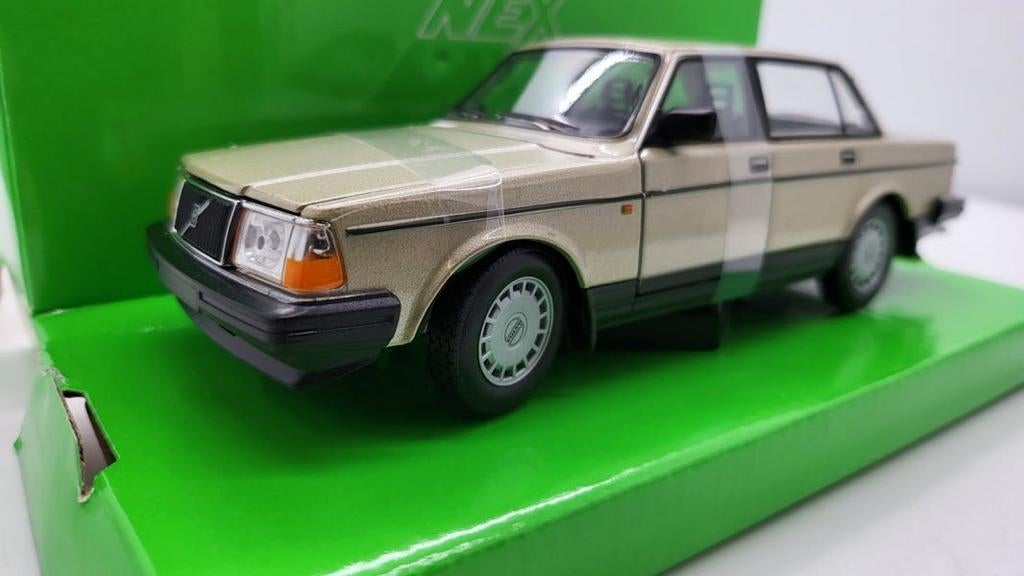 Volvo 240 GL Gold metallic 1:24, Hobby en Vrije tijd, Ophalen of Verzenden, Nieuw, Welly