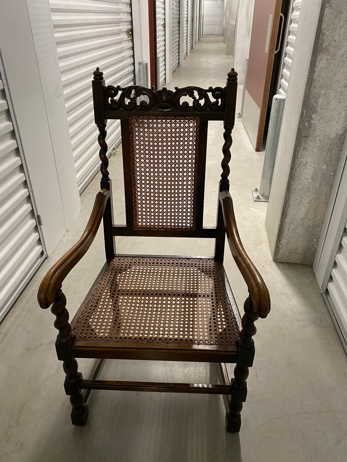 Antieke stoelen en kastjes, Ophalen