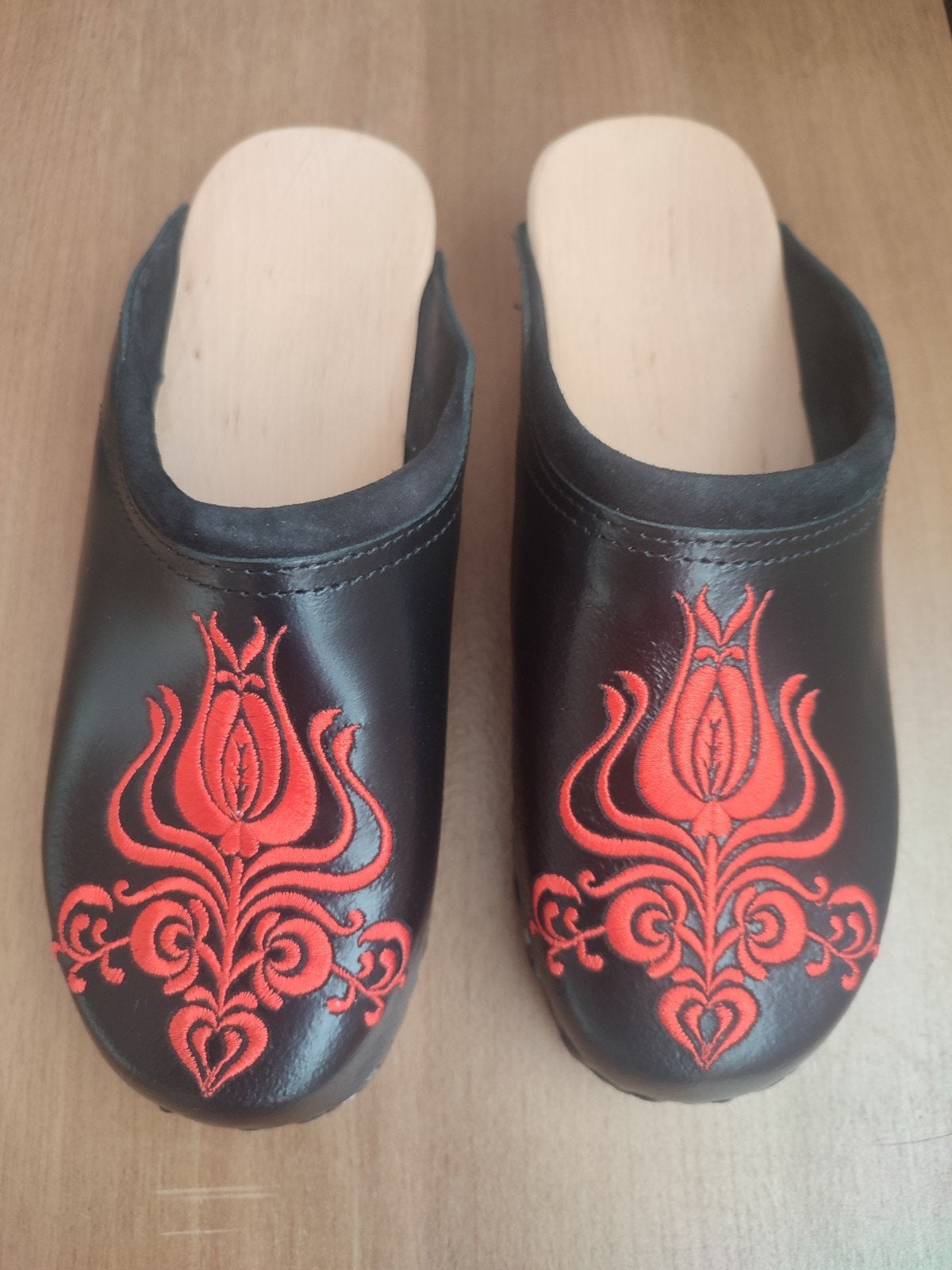 Zwarte klompen met rood borduursel maat 39, Kleding | Dames, Zwart, Overige typen, Nieuw, Ophalen of Verzenden