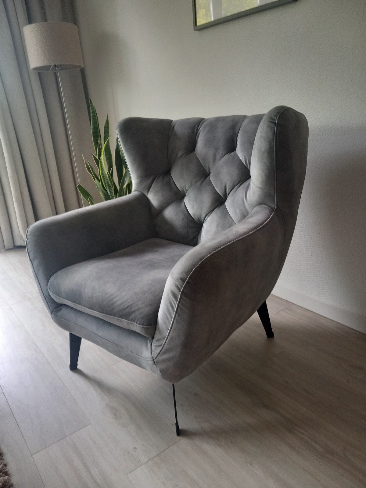 Grijze fauteuil met gecapitonneerde rugleuning, Huis en Inrichting, Fauteuils, Ophalen, Modern, Elegant, Comfortabel, Minder dan 75 cm