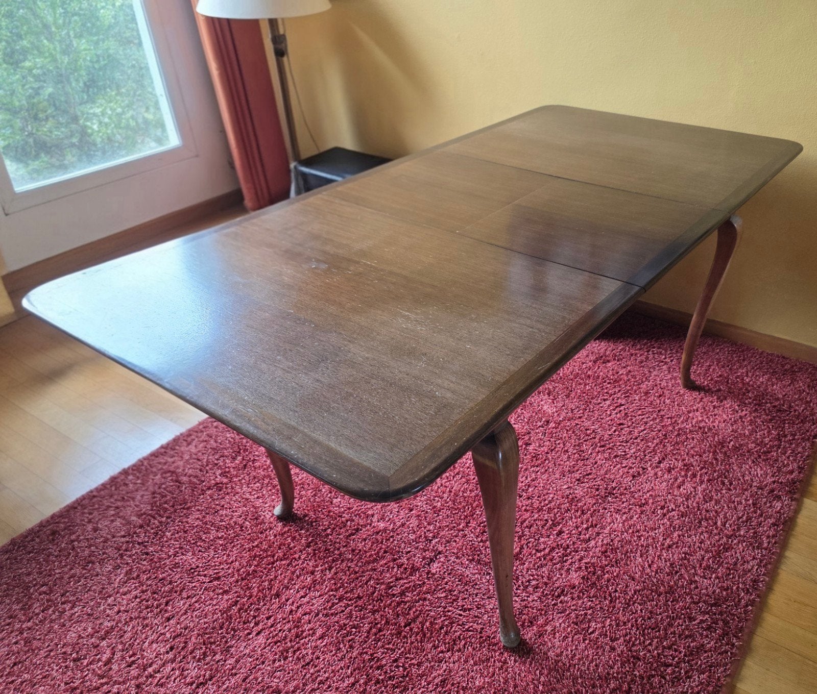 Uitschuifbare houten eettafel met Queen Ann poten., Antiek en Kunst, Ophalen