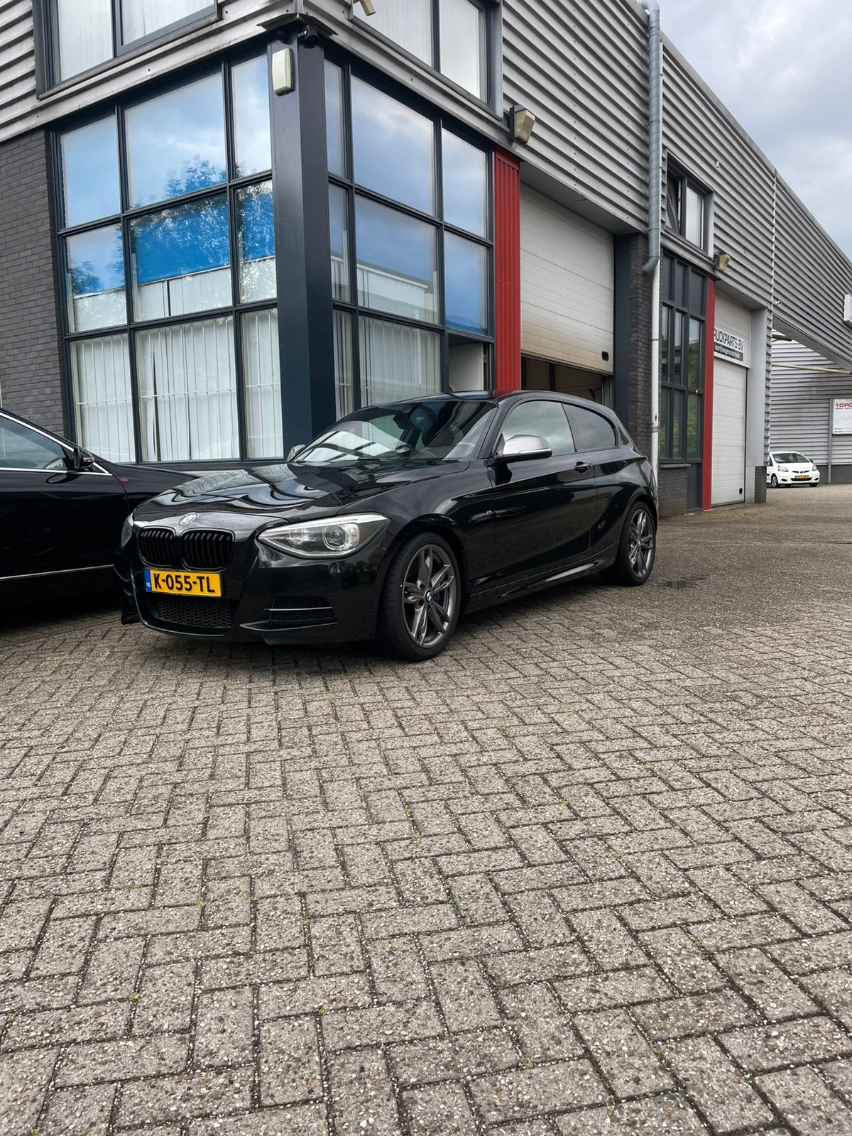 BMW 1-Serie M135i handbak!, Auto's, BMW, Achterwielaandrijving, 320 pk, Zwart, 75 €/maand