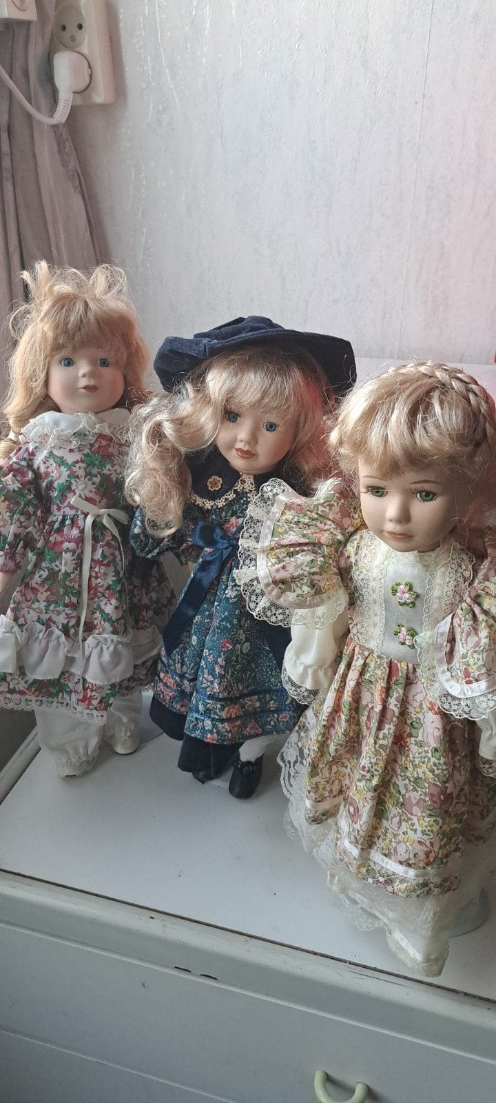 4 porseleinen poppen in bloemenjurken, diverse stijlen, Verzamelen, Ophalen of Verzenden, Zo goed als nieuw, Pop