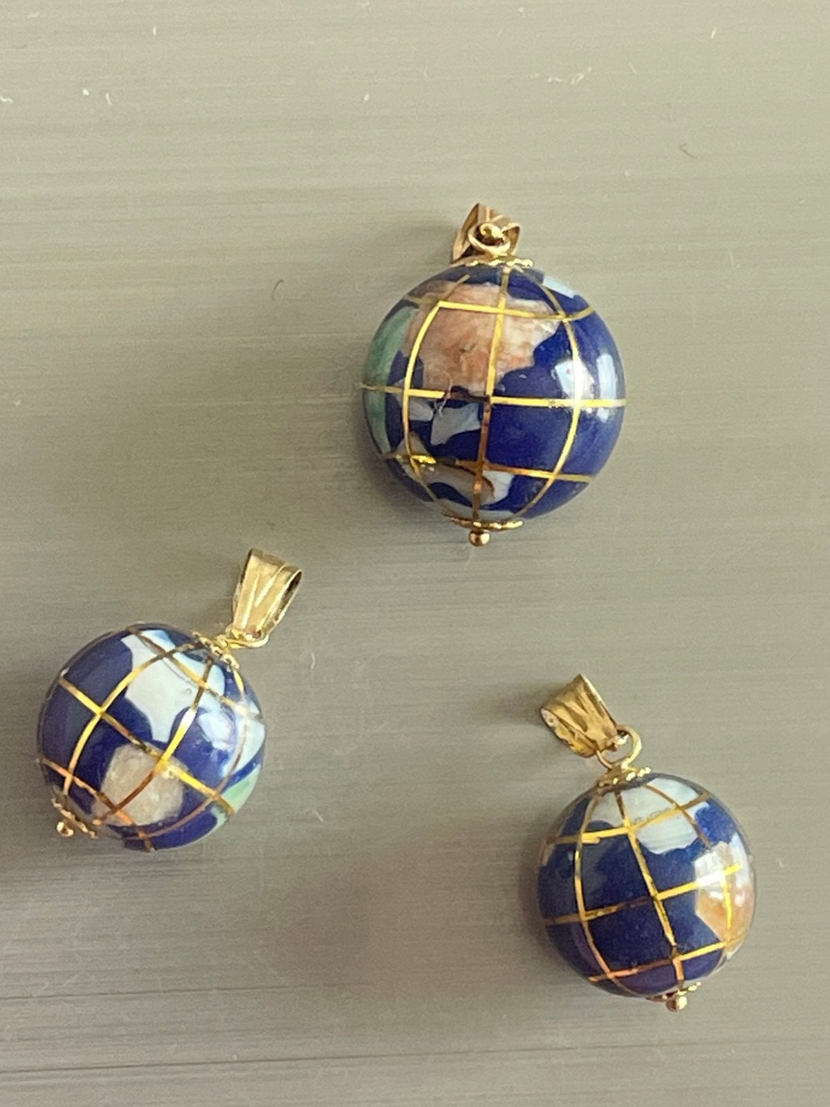 Drie 18 karaat gouden vintage wereldbol kettinghangers, Sieraden, Tassen en Uiterlijk, Kettinghangers, Ophalen of Verzenden, Zo goed als nieuw