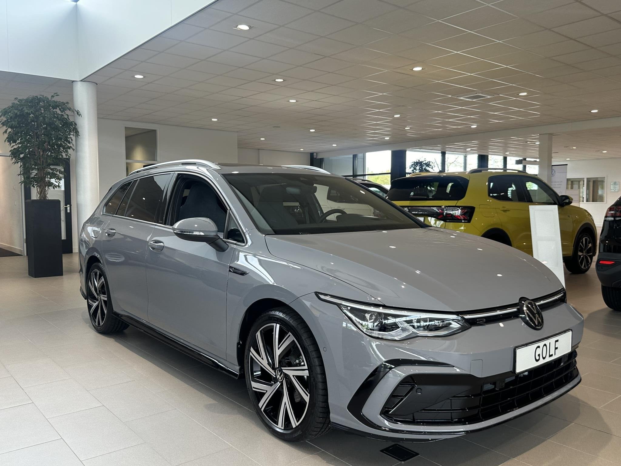 Volkswagen Golf Variant 1.5 eTSI R-Line Business+ | Panorami, 12 maanden, Stof, 1498 cc, Euro 6