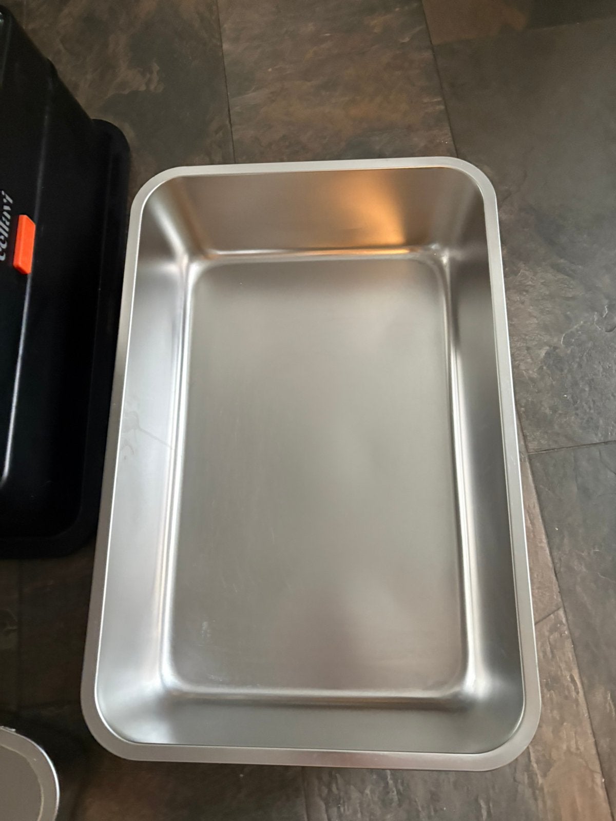 Twee nagenoeg nieuwe metalen kattenbakken, Ophalen, Zo goed als nieuw