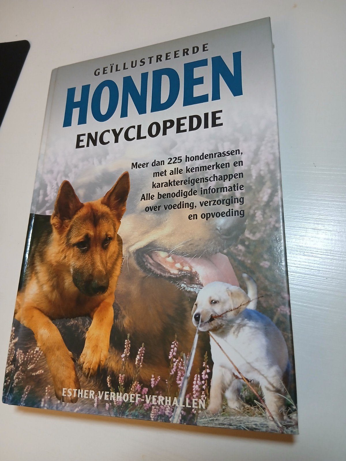 Geïllustreerde Hondenencyclopedie - Esther Verhoef-Verhallen, Boeken, Ophalen of Verzenden, Zo goed als nieuw, Honden, Esther Verhoef-Verhallen