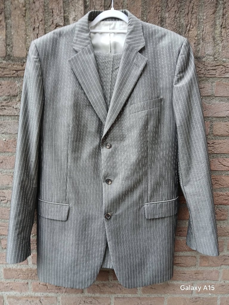Hugo Boss pak - Grijs met krijtstreep - Maat 54/56, Kleding | Heren, Kostuums en Colberts, Maat 52/54 (L), Ophalen of Verzenden