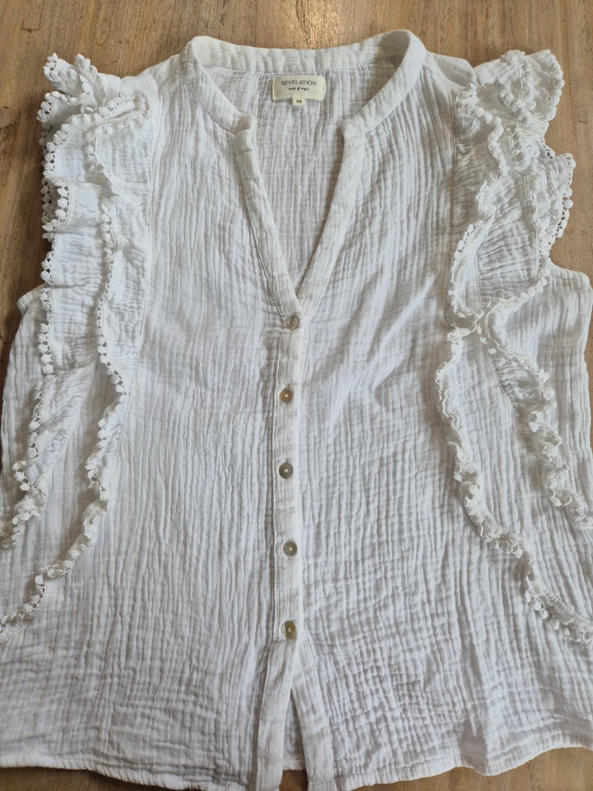 Witte mouwloze blouse met ruches - Revelation, Kleding | Dames, Blouses en Tunieken, Wit, Ophalen of Verzenden, Zo goed als nieuw