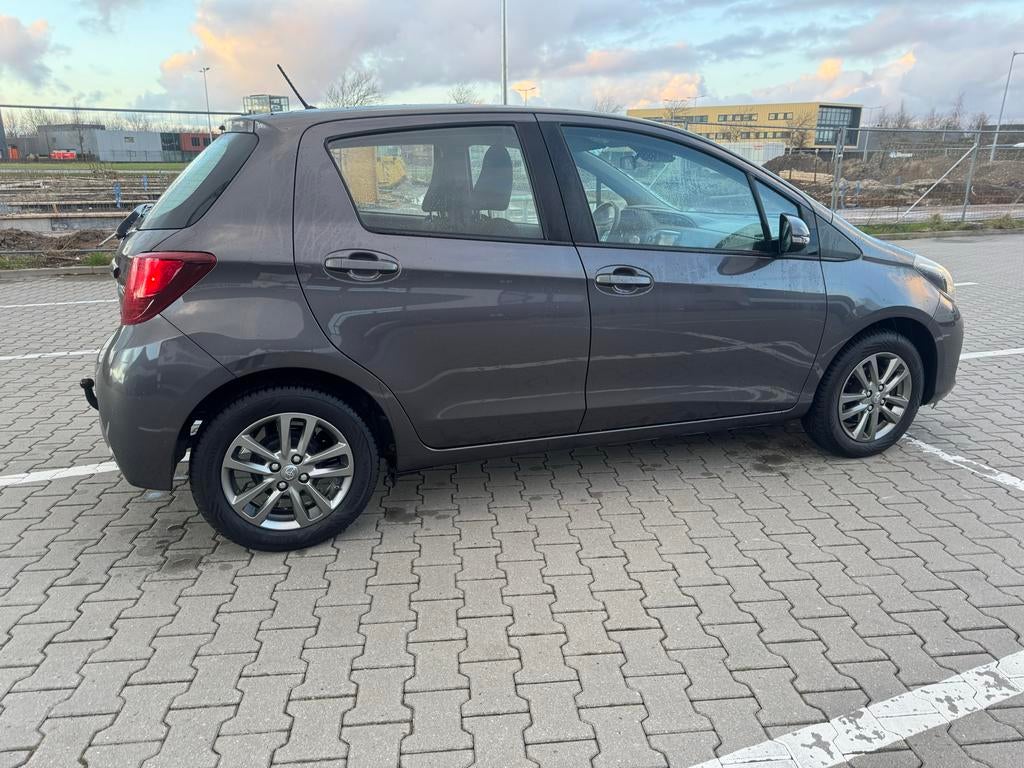 Toyota Yaris 1.3 73KW 5DR 2016 Grijs, 40 €/maand, Zwart, 4 cilinders, Handgeschakeld